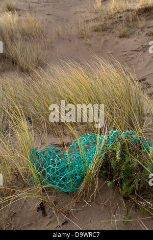 Débris de pêche et d'autres détritus échoués sur la plage à Whiteford Point, Gower, Pays de Galles, Royaume-Uni Banque D'Images
