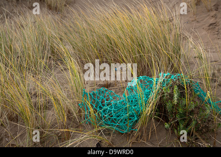 Débris de pêche et d'autres détritus échoués sur la plage à Whiteford Point, Gower, Pays de Galles, Royaume-Uni Banque D'Images
