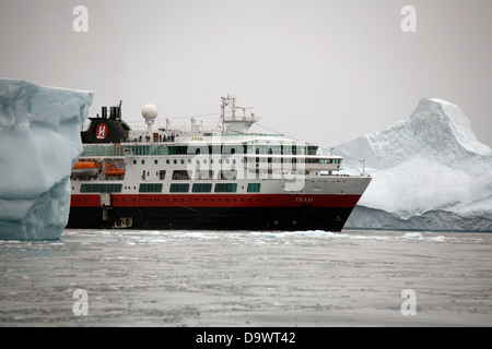 MS FRAM transporte des passagers pour de plus près dans la baie de Melville icebergs massive, le nord du Groenland. Banque D'Images