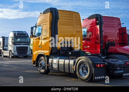 Camions de l'usine de montage de camions Volvo attendent d'être chargés sur des navires RORO / au port de Gand, Belgique Banque D'Images