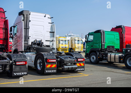 Camions de l'usine de montage de camions Volvo attendent d'être chargés sur des navires RORO / au port de Gand, Belgique Banque D'Images