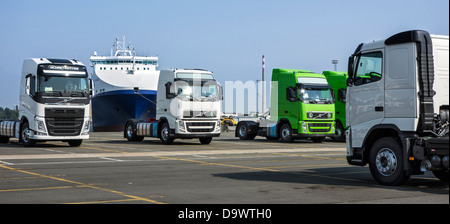 Camions de l'usine de montage de camions Volvo attendent d'être chargés sur des navires RORO / au port de Gand, Belgique Banque D'Images