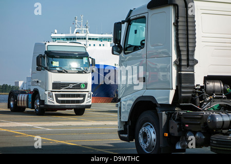 Camions de l'usine de montage de camions Volvo attendent d'être chargés sur des navires RORO / au port de Gand, Belgique Banque D'Images