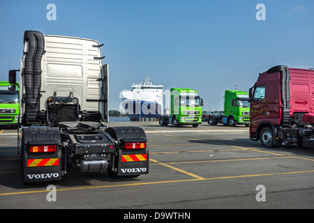 Camions de l'usine de montage de camions Volvo attendent d'être chargés sur des navires RORO / au port de Gand, Belgique Banque D'Images