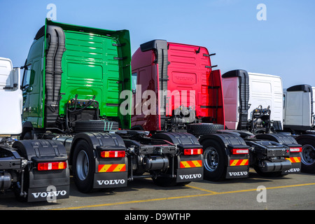 Camions de l'usine de montage de camions Volvo attendent d'être chargés sur des navires RORO / au port de Gand, Belgique Banque D'Images