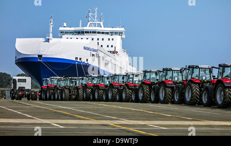 Tracteurs de l'usine de montage de camions Volvo attendent d'être chargés sur des navires RORO / port de Gand, Belgique Banque D'Images