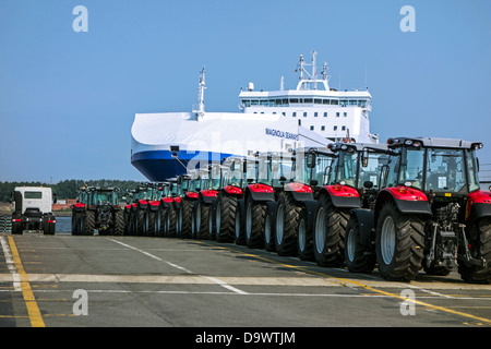 Tracteurs de l'usine de montage de camions Volvo attendent d'être chargés sur des navires RORO / port de Gand, Belgique Banque D'Images