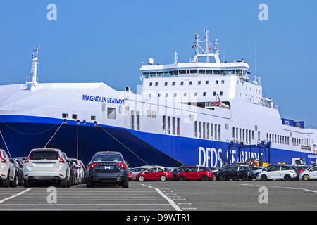 Les voitures de l'usine d'assemblage de Volvo Cars attendent d'être chargés sur le roll-on / roll-off / navire roro au port de Gand, Belgique Banque D'Images