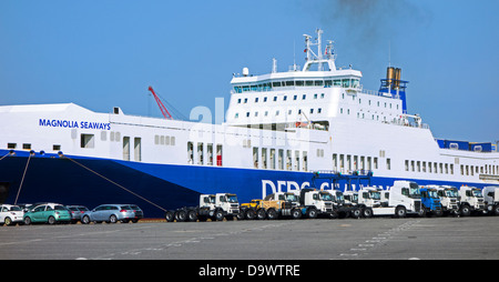 Camions et voitures de l'usine d'assemblage Volvo attendent d'être chargés sur des navires RORO / port de Gand, Belgique Banque D'Images