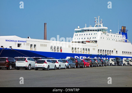 Les voitures de l'usine d'assemblage de Volvo Cars attendent d'être chargés sur le roll-on / roll-off / navire roro au port de Gand, Belgique Banque D'Images