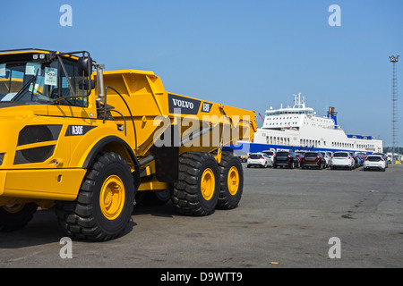 Camions et voitures de l'usine d'assemblage Volvo attendent d'être chargés sur des navires RORO / port de Gand, Belgique Banque D'Images