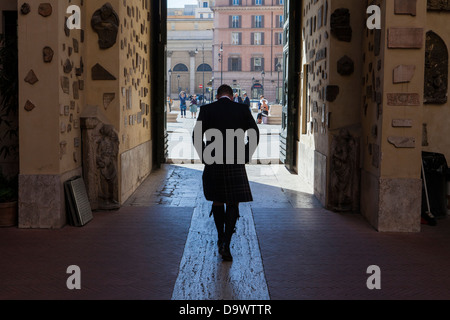 L'homme en kilt écossais traditionnel, laissant vue arrière Banque D'Images