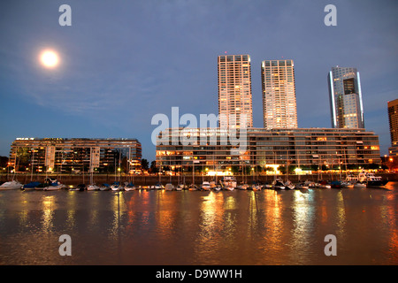 Photo de nuit de la Puerto Madero de Buenos Aires, Argentine, Amérique du Sud. Banque D'Images