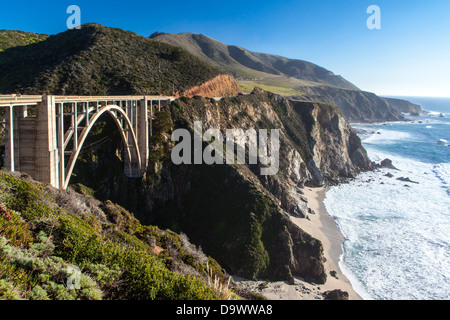 Une vue de Bixby Bridge out à l'océan Pacifique près de Big Sur, Californie, USA Banque D'Images