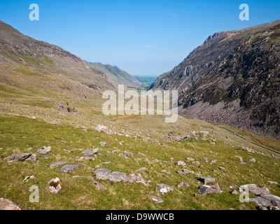 Vue depuis la partie inférieure de Snowdon's Pyg traquer les Llanberis Pass à Llanberis et les lacs de Peris et Padarn Banque D'Images