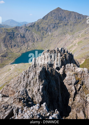 Yr Wyddfa, le sommet de Snowdon se lève sur Glaslyn. Vue à partir de la Crèche Goch Pinacles, un couteau arete approche à Snowdon Banque D'Images