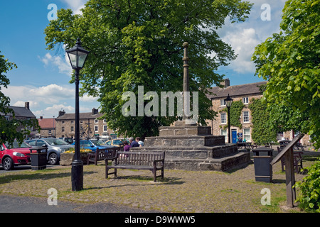 Marché Croix en été marché place Masham village Wensleydale North Yorkshire Dales Angleterre Royaume-Uni Grande-Bretagne Banque D'Images