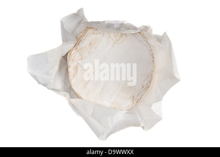 Fromage rond dans un papier d'emballage sur fond blanc Banque D'Images