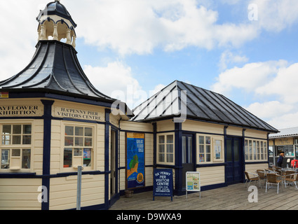 Ha'penny Victorian Pier visitors center sur le quai dans la ville de la côte est d'Harwich, Essex, Angleterre, Royaume-Uni, Grande Bretagne, Banque D'Images