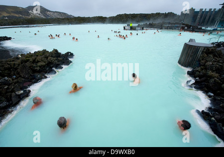 Les gens se baigner dans la baignoire géothermique Blue Lagoon Resort en Islande Banque D'Images