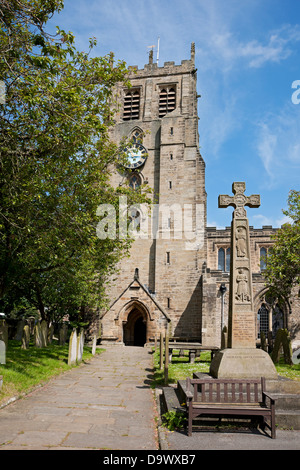 St Gregory's Church extérieur en été Bedale North Yorkshire Dales Angleterre Royaume-Uni GB Grande-Bretagne Banque D'Images