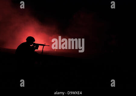 US Réserve de l'Armée de Sgt. Jonathan juste, un analyste du renseignement au cours de la carabine M4 nuit qualification incendie sur la réserve de l'Armée 2013 Concours meilleur guerrier le 26 juin 2013 à Fort McCoy, WI. Banque D'Images