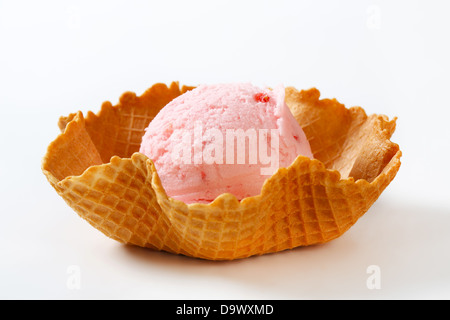 Glace à la Rose dans une gaufre panier Banque D'Images