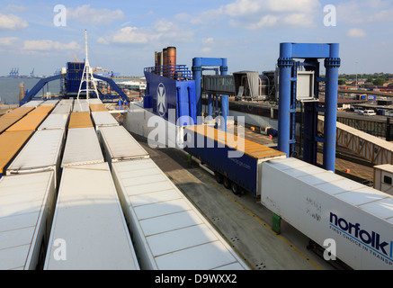 Camions porte-conteneurs sur DFDS Seaways Sirena ferry pour le Danemark amarré au quai Parkeston Harwich Port International UK Angleterre Essex Banque D'Images