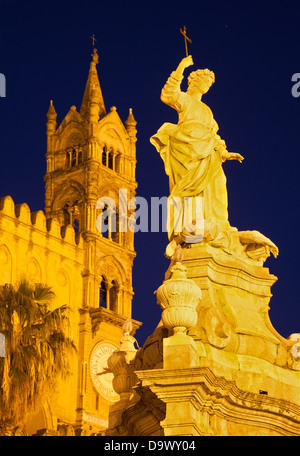 Palermo - tours de l'ouest de la Cathédrale ou Duomo au crépuscule et Santa Rosalia memorial Banque D'Images