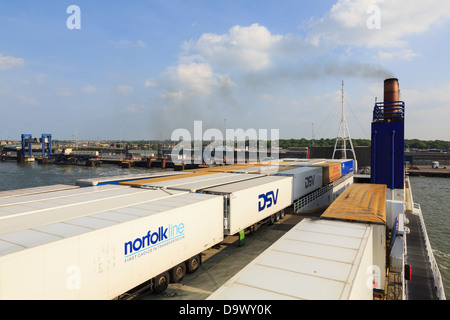 Camions porte-conteneurs sur ferry DFDS Seaways Sirena voile au Danemark du Parkeston Quay Port International d'Harwich Essex England UK Banque D'Images