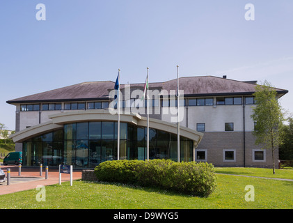 Ynys Mon bâtiment du siège du Conseil de comté à Llangefni, Isle of Anglesey, au nord du Pays de Galles, Royaume-Uni, Angleterre Banque D'Images