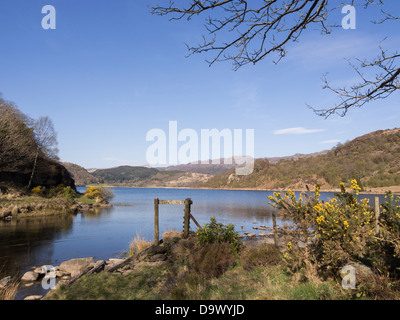 Llyn Dinas lake par Afon Glaslyn river à Nant Gwynant dans la vallée de collines du Parc National de Snowdonia, Gwynedd, au nord du Pays de Galles, Royaume-Uni Banque D'Images