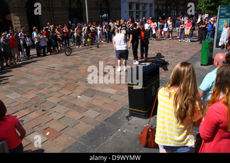 Foules regardant les artistes de rue Buchanan Street Glasgow summer Banque D'Images