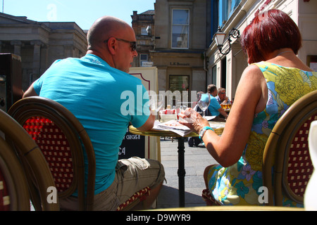 Couple at outdoor cafe à Glasgow en soleil Banque D'Images