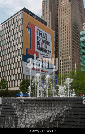 Une bannière sur la Chase Tower fait la promotion de Detroit comme le meilleur endroit en Amérique pour travailleurs des technologies de l'information. Banque D'Images