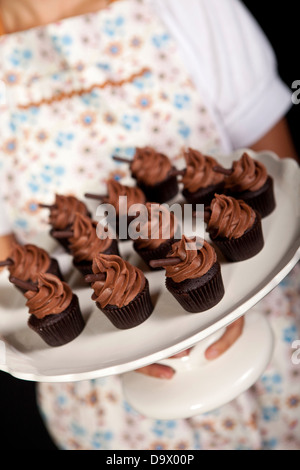 Grande Assiette de petits gâteaux sont desservis, selective focus on cupcakes Banque D'Images
