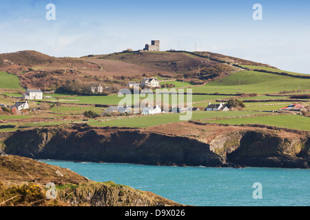 Vue sur la baie de la tête aux pieds de la Tour Signal datant de Guerres napoléoniennes, West Cork Irlande Banque D'Images