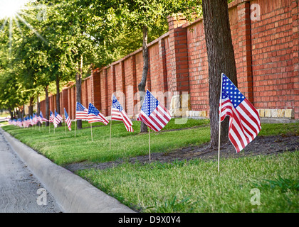 Rangée de drapeaux américains sur le côté de la rue pour célébrer le 4 juillet, faible profondeur de champ Banque D'Images