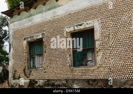 L'Afrique, le Maroc, l'Ibo Island, Parc National des Quirimbas. Cauris sur le mur de bâtiment traditionnel. Banque D'Images