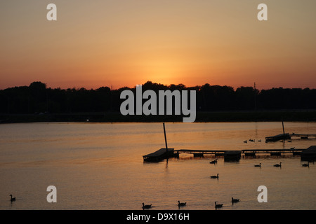 Coucher de soleil sur le lac Morse de Cicero, Indiana USA Banque D'Images