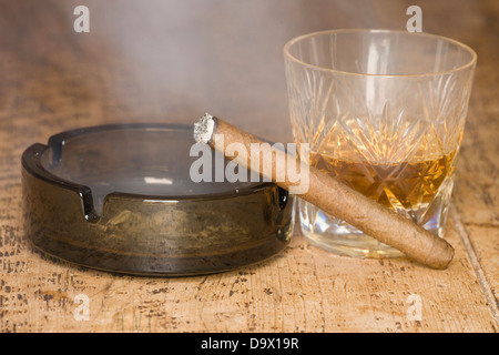 Whisky et cigare sur une table en bois Banque D'Images