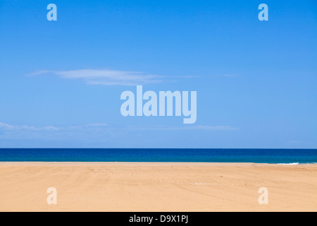 Lignes horizontales de sable avec la mer bleue et le ciel. Banque D'Images