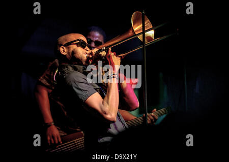 Toronto, Ontario, Canada. 26 Juin, 2013. Le trombone et le trompettiste américain de la Nouvelle Orléans Trombone Shorty effectue sur scène principale à TD Toronto Jazz Festival de Toronto. Crédit : Igor/Vidyashev ZUMAPRESS.com/Alamy Live News Banque D'Images