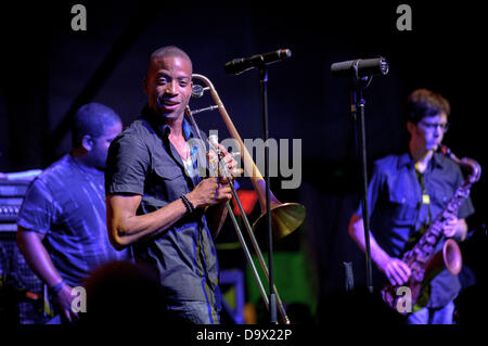 Toronto, Ontario, Canada. 26 Juin, 2013. Le trombone et le trompettiste américain de la Nouvelle Orléans Trombone Shorty effectue sur scène principale à TD Toronto Jazz Festival de Toronto. Crédit : Igor/Vidyashev ZUMAPRESS.com/Alamy Live News Banque D'Images