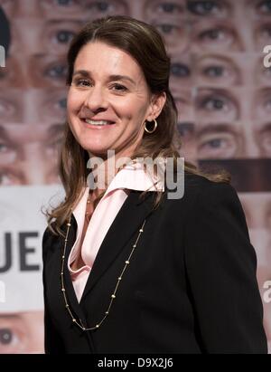 Melinda Gates, co-présidente de la Fondation Bill & Melinda Gates Foundation parle lors de la présentation d'une campagne "J'attends là !' ('Ich schaue hin !) au musée de la communication à Berlin, Allemagne, 27 juin 2013. La campagne veut que le prochain gouvernement fédéral de tenir ses promesses concernant la lutte contre la pauvreté extrême. Photo : JOERG CARSTENSEN Banque D'Images