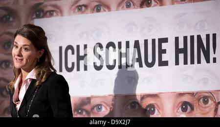 Melinda Gates, co-présidente de la Fondation Bill & Melinda Gates Foundation parle lors de la présentation d'une campagne "J'attends là !' ('Ich schaue hin !) au musée de la communication à Berlin, Allemagne, 27 juin 2013. La campagne veut que le prochain gouvernement fédéral de tenir ses promesses concernant la lutte contre la pauvreté extrême. Photo : JOERG CARSTENSEN Banque D'Images