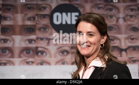 Melinda Gates, co-présidente de la Fondation Bill & Melinda Gates Foundation parle lors de la présentation d'une campagne "J'attends là !' ('Ich schaue hin !) au musée de la communication à Berlin, Allemagne, 27 juin 2013. La campagne veut que le prochain gouvernement fédéral de tenir ses promesses concernant la lutte contre la pauvreté extrême. Photo : JOERG CARSTENSEN Banque D'Images