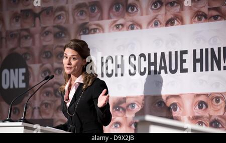 Melinda Gates, co-présidente de la Fondation Bill & Melinda Gates Foundation parle lors de la présentation d'une campagne "J'attends là !' ('Ich schaue hin !) au musée de la communication à Berlin, Allemagne, 27 juin 2013. La campagne veut que le prochain gouvernement fédéral de tenir ses promesses concernant la lutte contre la pauvreté extrême. Photo : JOERG CARSTENSEN Banque D'Images