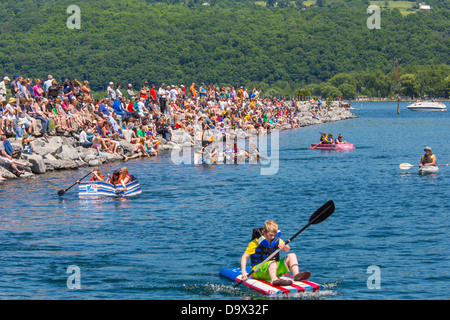 20e Conférence annuelle de Watkins Glen Waterfront Festival & Régates de bateaux en carton dans le port de New York Watkins Glen Banque D'Images