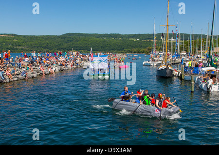 20e Conférence annuelle de Watkins Glen Waterfront Festival & Régates de bateaux en carton dans le port de New York Watkins Glen Banque D'Images